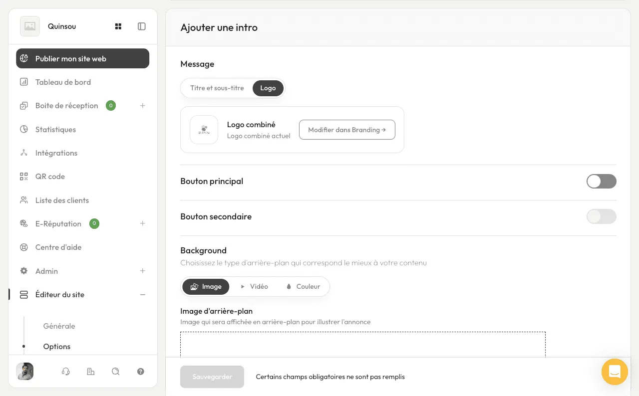 Capture d’écran des réglages d’introduction de la page d’accueil dans l’éditeur de site Stride, montrant l’option de message Logo, les bascules des boutons principal et secondaire, et un sélecteur d’image de fond